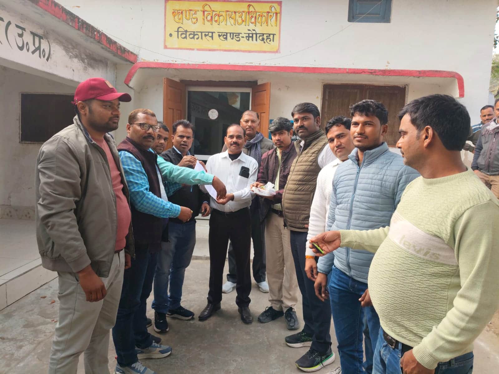 फोटो 15 एचएएमपी21- मौदहा ब्लॉक कार्यालय में एडीओ पंचायत को डोंगल सौंपते सचिव। संवाद