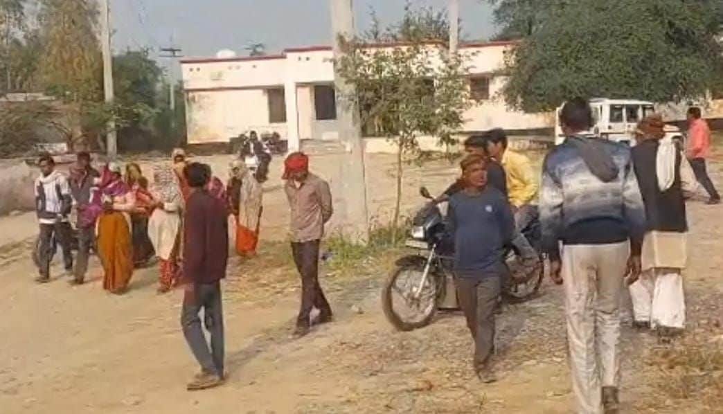 फोटो-15-घटनास्थल पर लगी लोगों की भीड़। स्रोत पुलिस