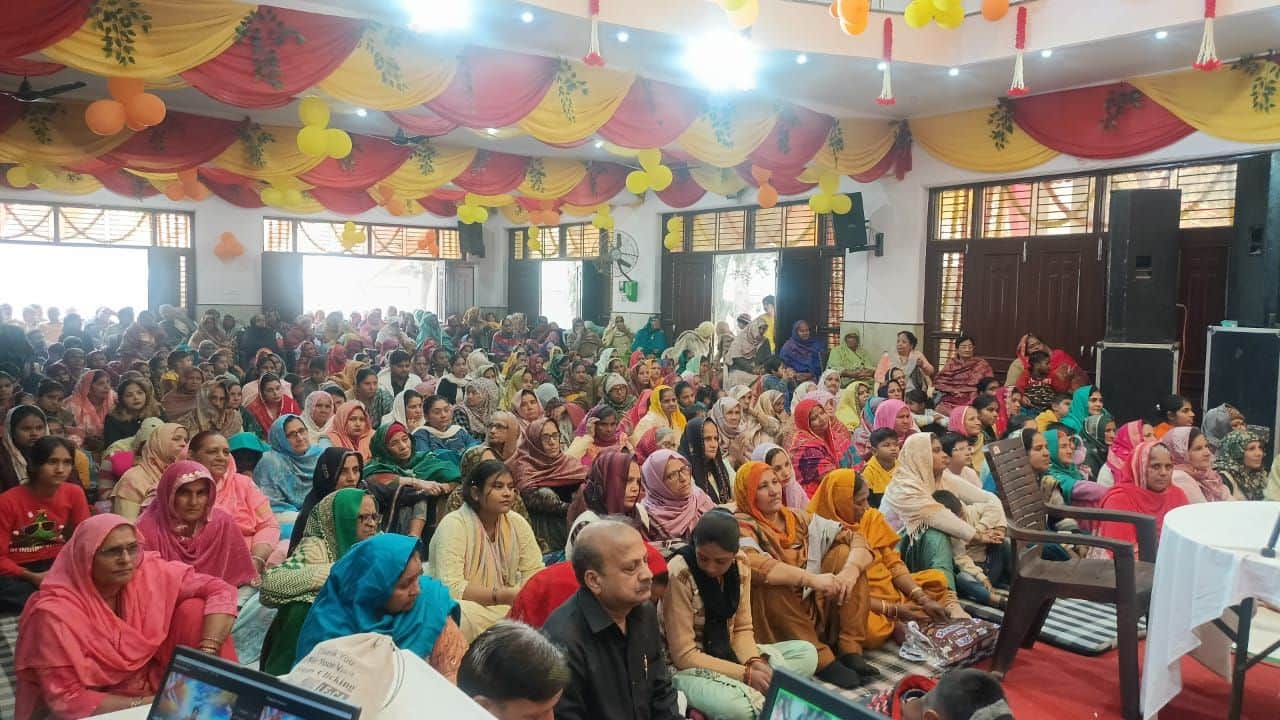 फोटाे 16- सोनीपत के मुरथल स्थित बाबा बिशनदास धाम में श्रीमद्भागवत कथा का श्रवण करते श्रद्धालु। 