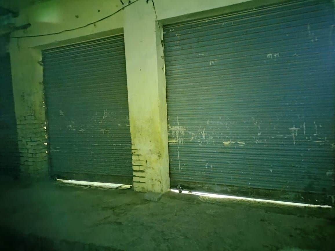 फोटो-18- फफूंद कस्बा में रैन बसेरे में पड़ा शटर। संवाद