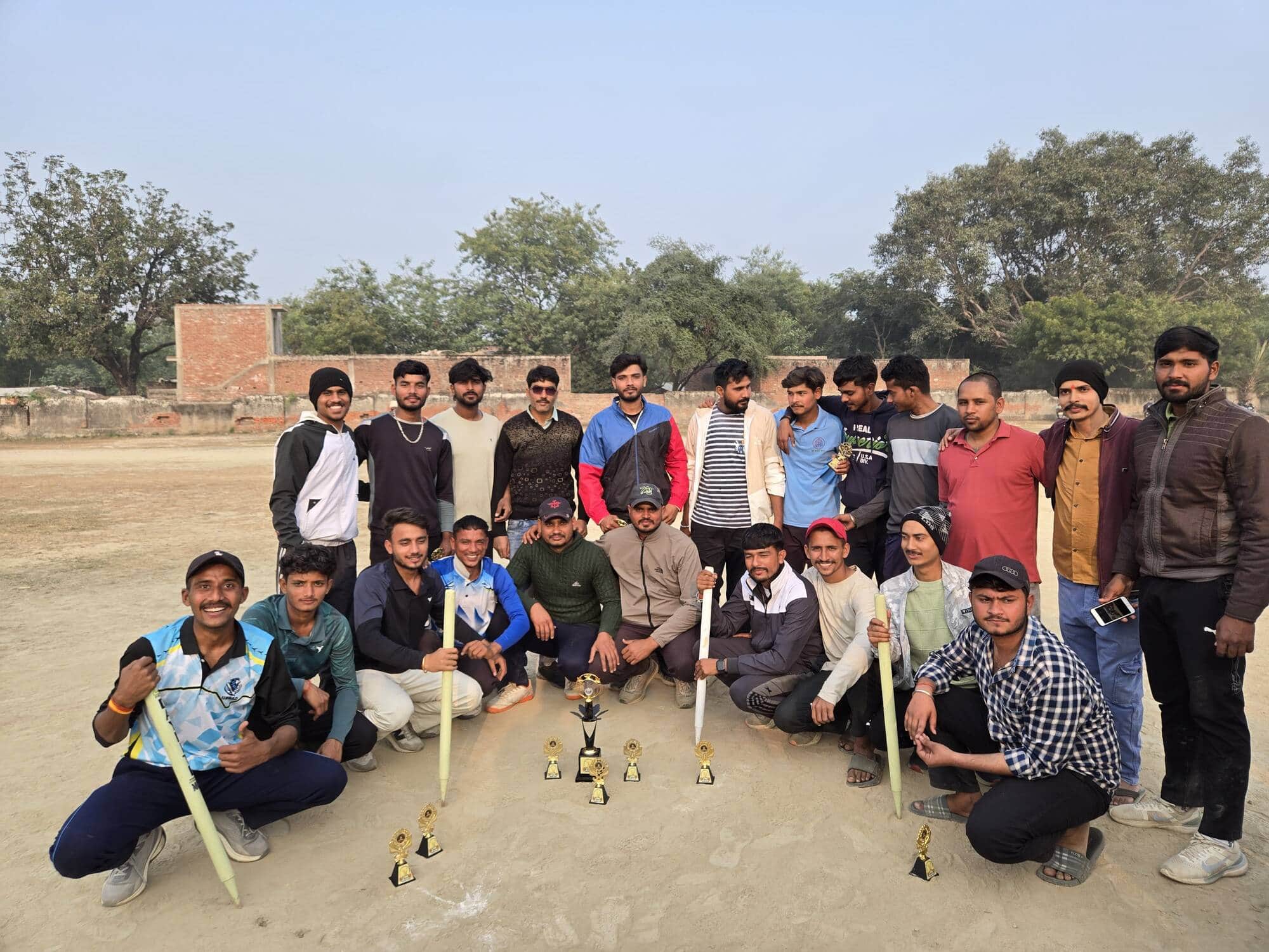 फोटो-26-ट्राफी के साथ विजेता टीम। स्त्रोत: आयोजक