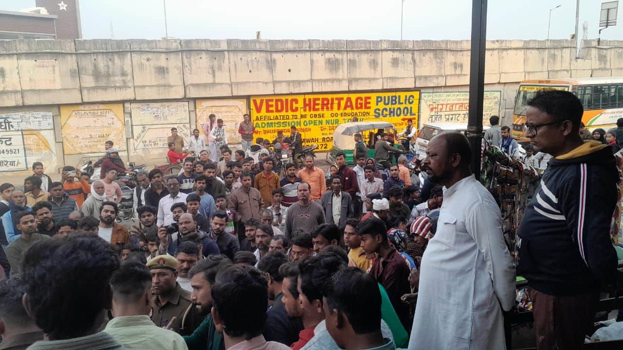 फोटो-27-अस्पताल के बाहर लगी लोगों की भीड़। संवाद