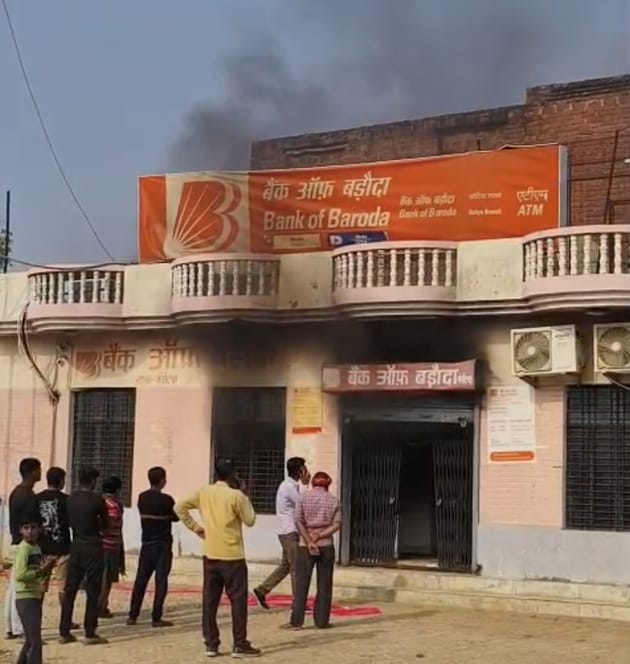 A short circuit caused a fire in a bank, which was extinguished before it reached the lockers.