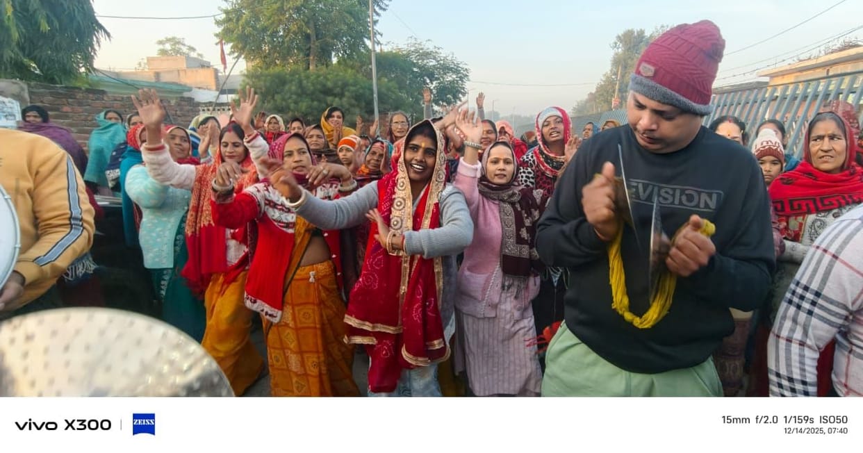 Devotees danced to devotional songs during the morning procession.