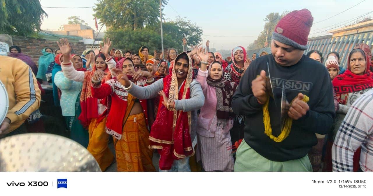 फोटो नंबर-04प्रभात फेरी के दौरान भजनों पर झूमते श्रद्धालु। स्रोत-संस्था