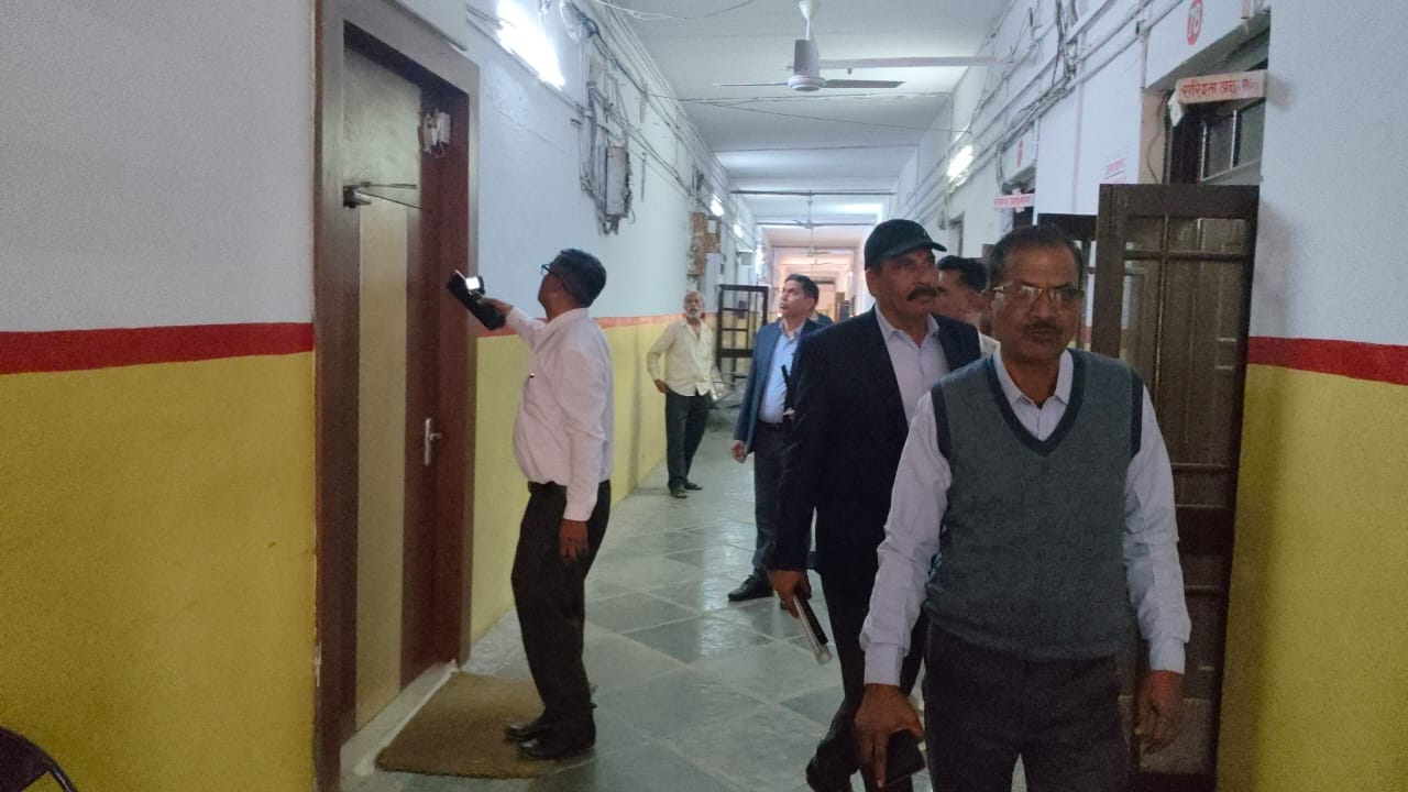 सर्च में जुटी पुलिस टीम