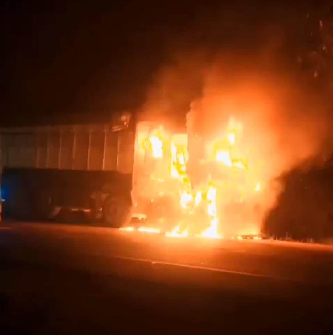 फोटो14एचएएमपी-09ट्रक में लगी आग। संवाद