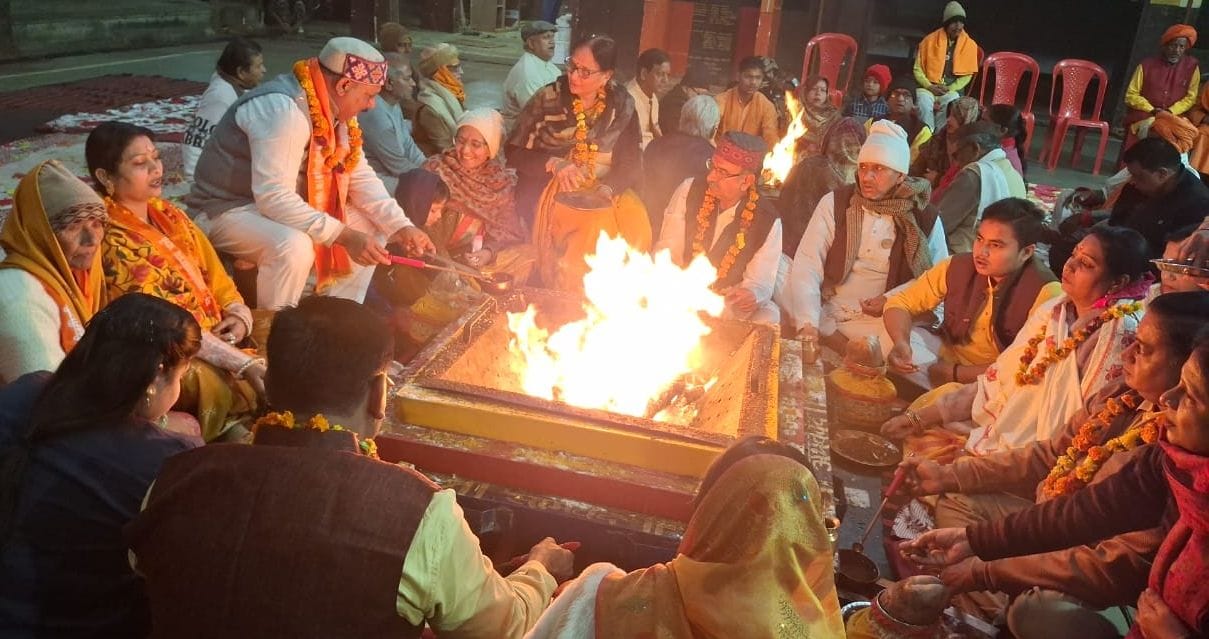 Hundreds of devotees offered complete sacrifice in the yagna.