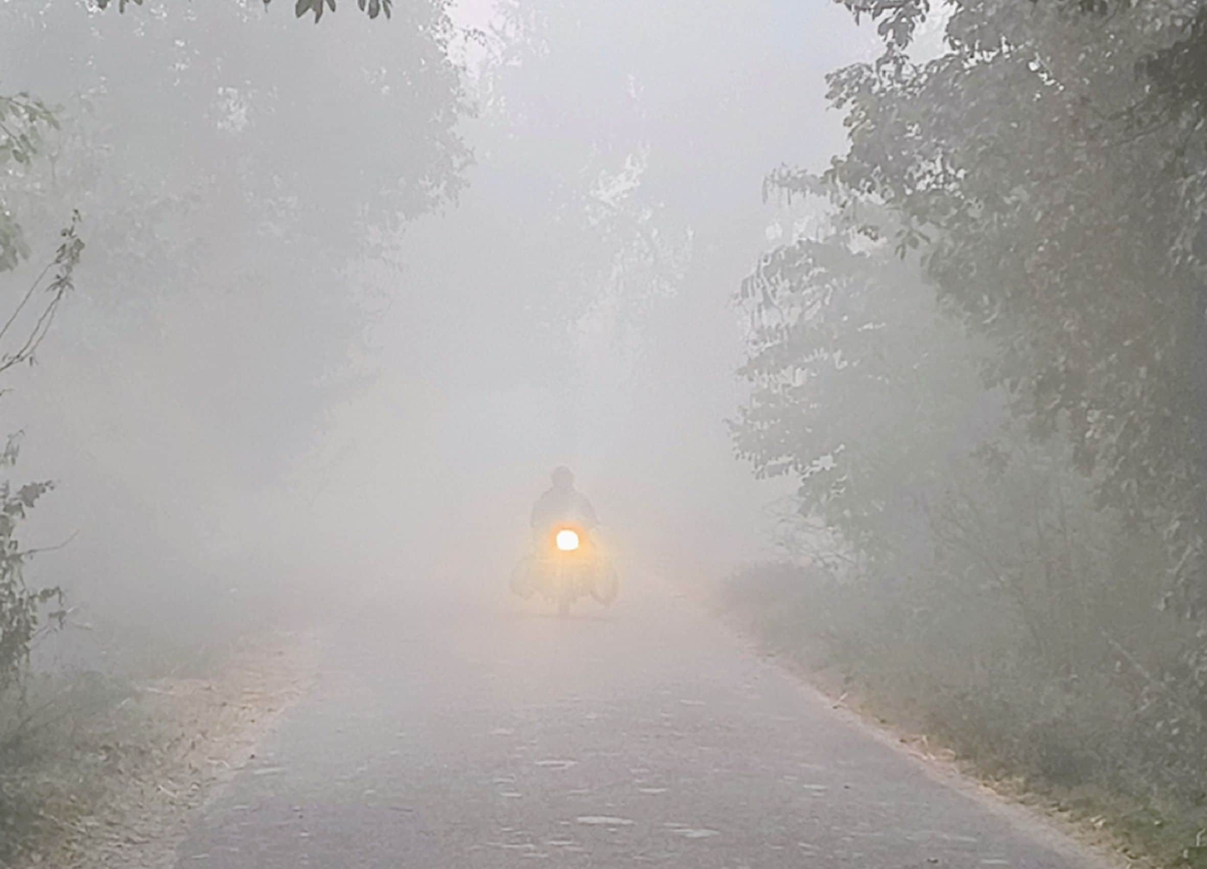 गौरीगंज के टिकरिया में रविवार को छाई धुंध के बीच से निकलता बाइक सवार। -सवाद