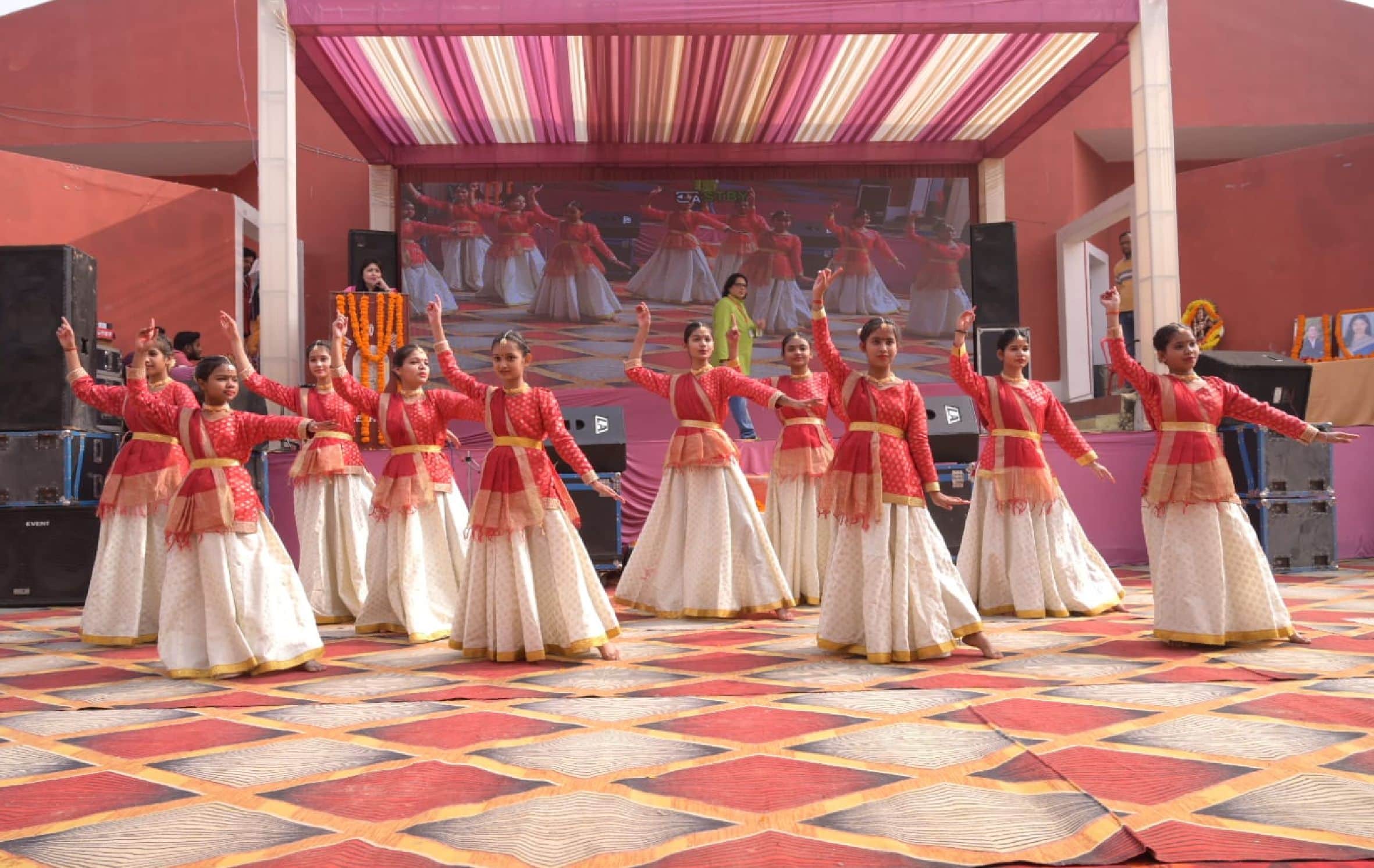 गौरीगंज स्थित जवाहर नवोदय विद्यालय में आयोजित पुरातन छात्र सम्मेलन में सांस्कृतिक कार्यक्रम पस