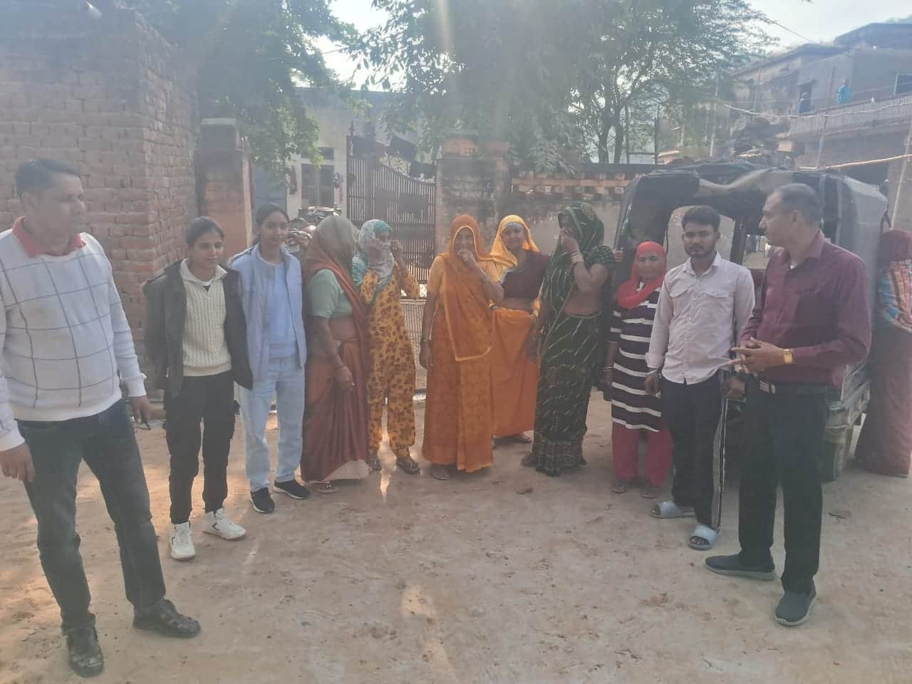 ग्रामीणों को नशे के दुष्प्रभावों के बारे में जागरूक करती नशा मुक्ति टीम। स्रोत : पुलिस