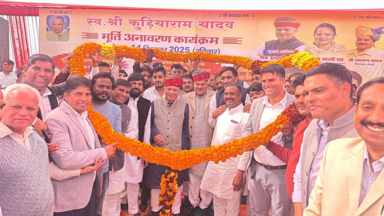 गांव बाम्बड़ में आयोजित कार्यक्रम में मंच पर बड़ी माला से केंद्रीय मंत्री राव इंद्रजीत सिंह का 