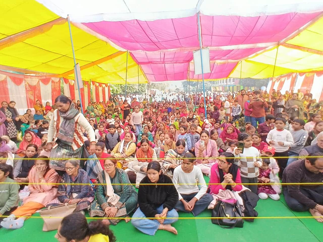 गांव कलवेहड़ी में बाबा राम दास गिरि जी काली कमली वाले के भंडारे में आयोजित कार्यक्रम में उपस्थ