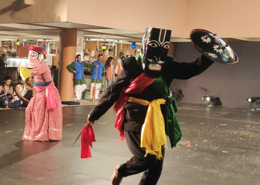 गोवा में आयोजित कार्यक्रम में रम्माण मंचन के दौरान मुखौटा नृत्य करते कलाकार। स्रोत: आयोजक