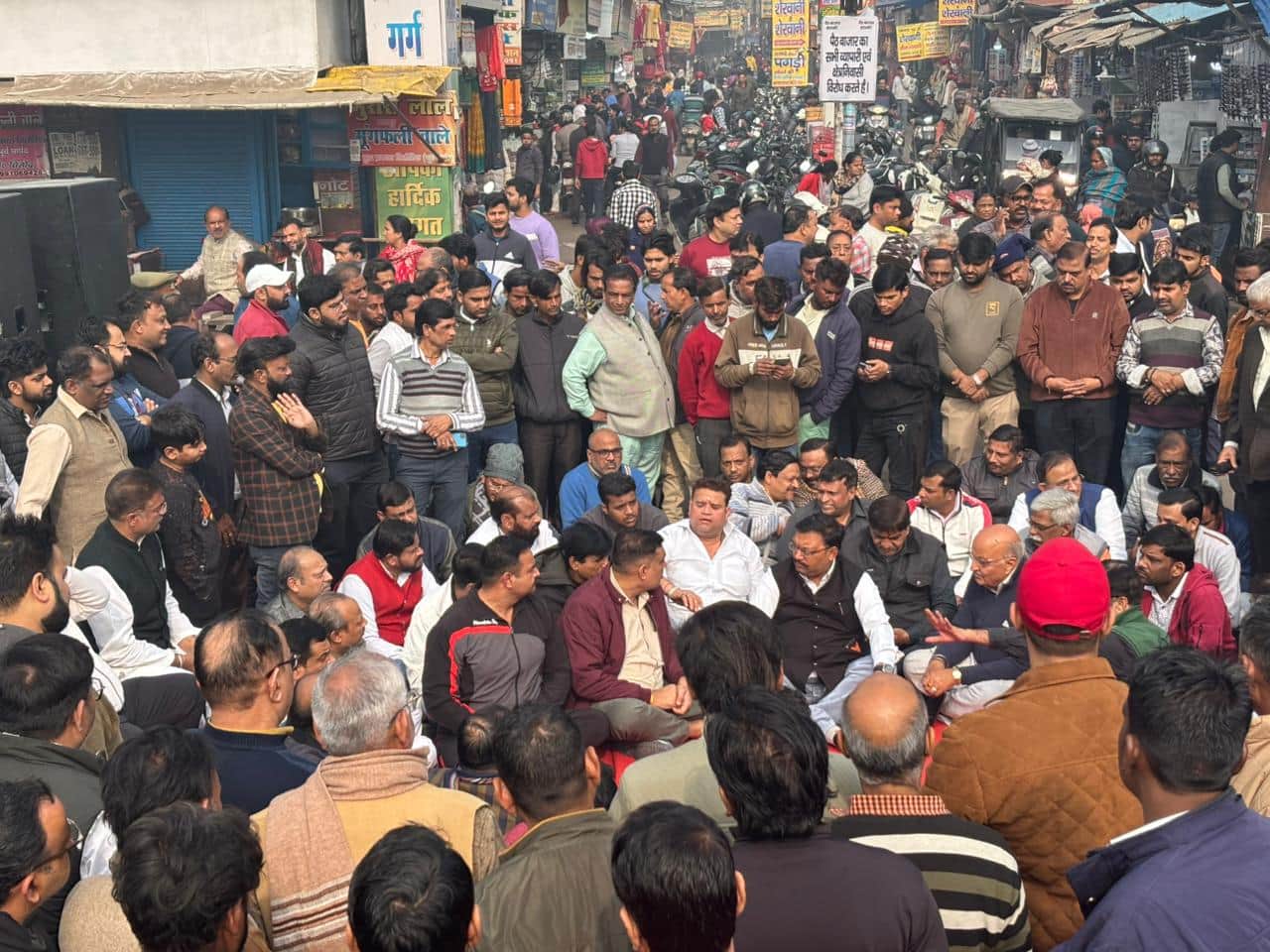 घंटाघर बाजार में धरने पर बैठे व्यापारी। संवाद