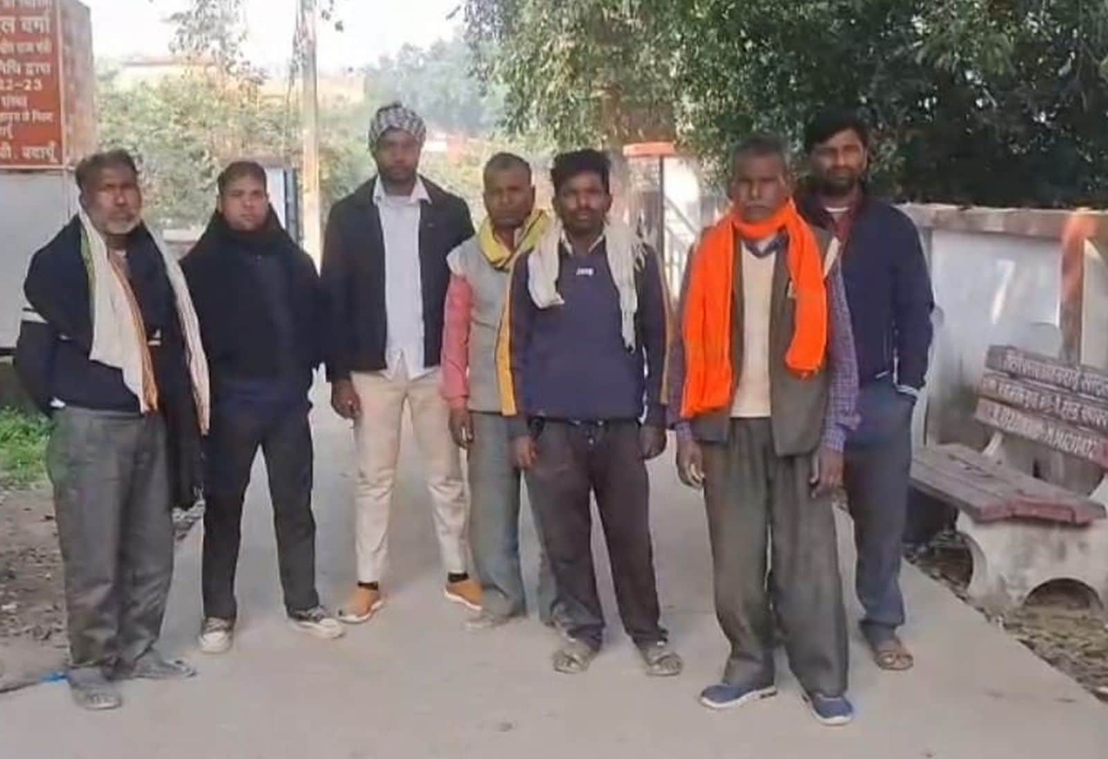 घटन की जानकारी देते सोनी के परिजन। संवाद