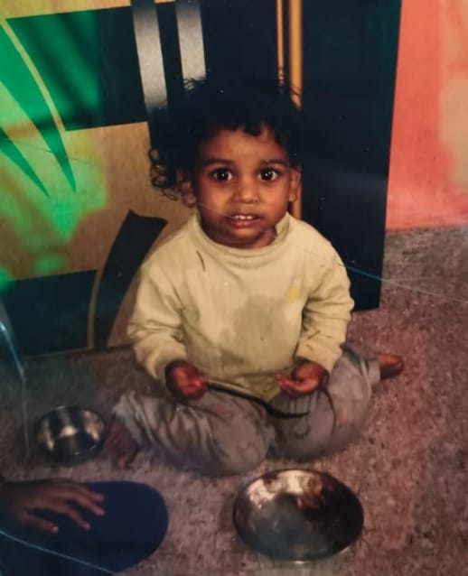 A child drank acid while playing and died during treatment
