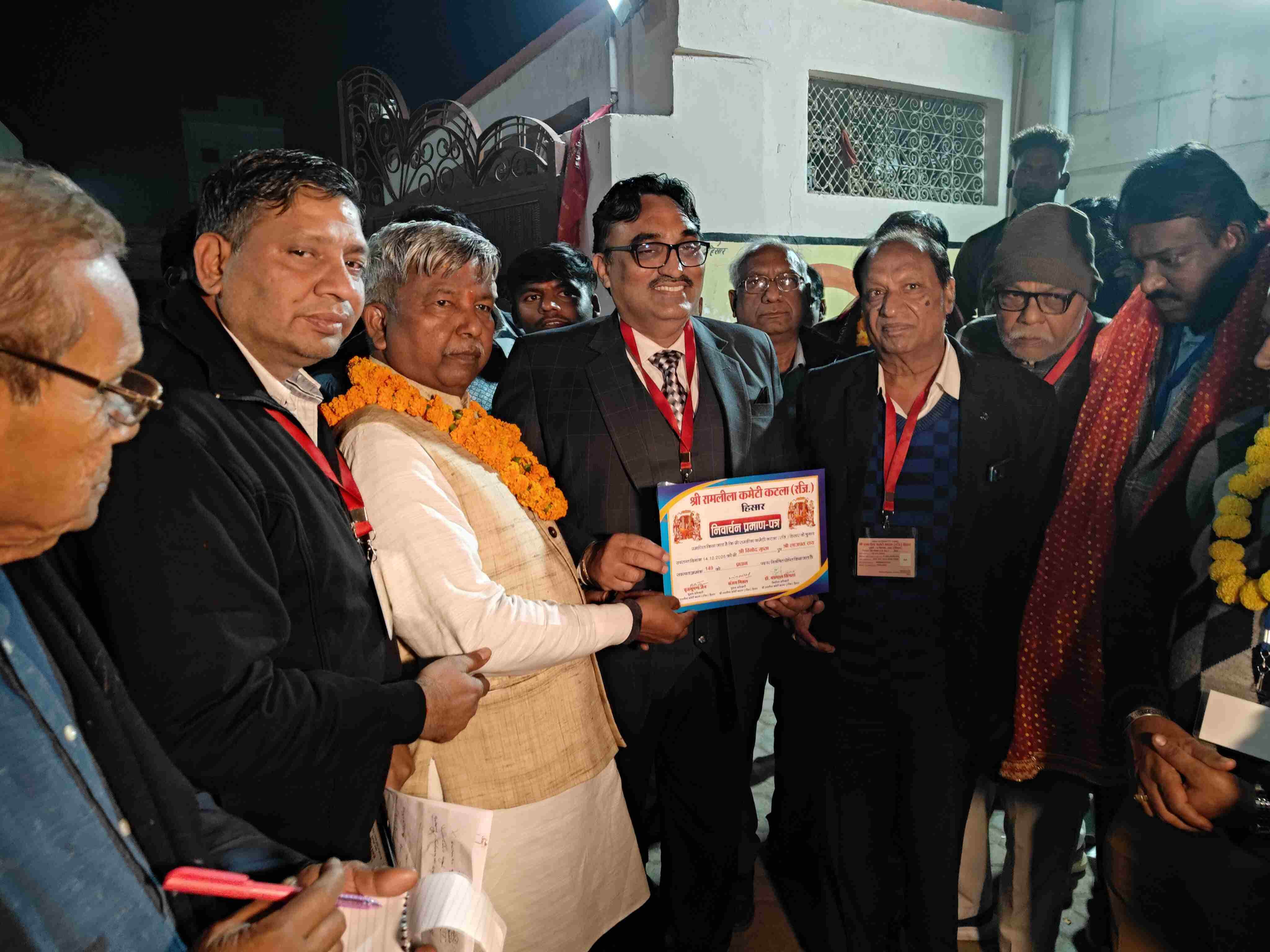 हिसार। चुनाव में प्रधान पद पर विजेता रहे विनोद गुप्ता को निर्वाचन प्रमाण पत्र देते प्रशासक, निर