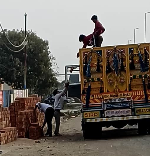 ईंट चोरी स्टिंग की खबर से संबंधित फोटो। (सीन एक)मवीकलां गांव स्थित ईपीई के पास हाईवे किनारे