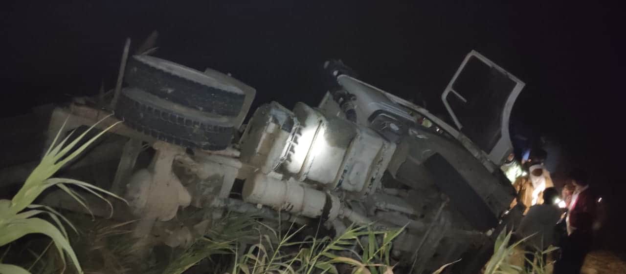 जोगिया क्षेत्र सूपा ककरही के बीच खाई में गिरा ट्रेलर। संवाद