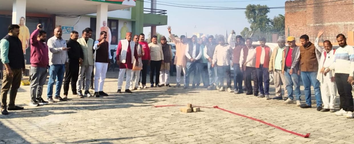 Siddharthnagar News: Bursted firecrackers, congratulated by feeding sweets