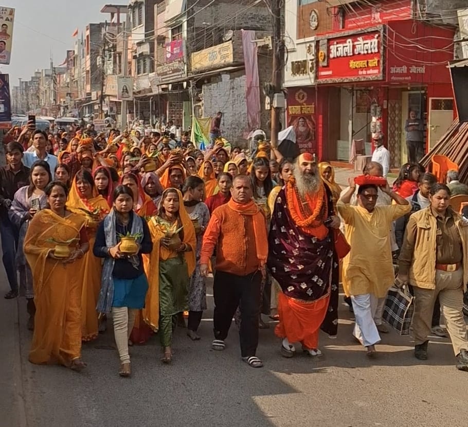 A procession carrying sacred water pots was taken out for the Shriram Katha, and devotees danced with joy.