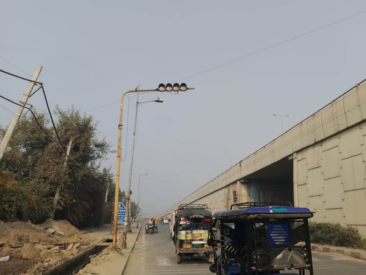 जिला सचिवालय के सामने खराब पड़ी सिग्नल लाइट। संवाद