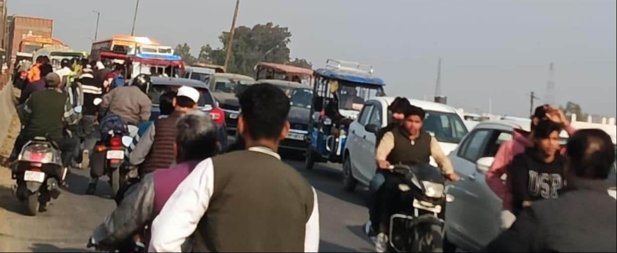 जलालाबाद फ्लाईओवर पर जाम में फंसे राहगीर। संवाद