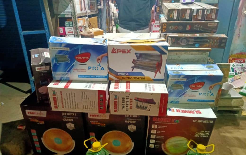 ज्ञानपुर बाजार सजी रूम हीटर की दुकान। संवाद