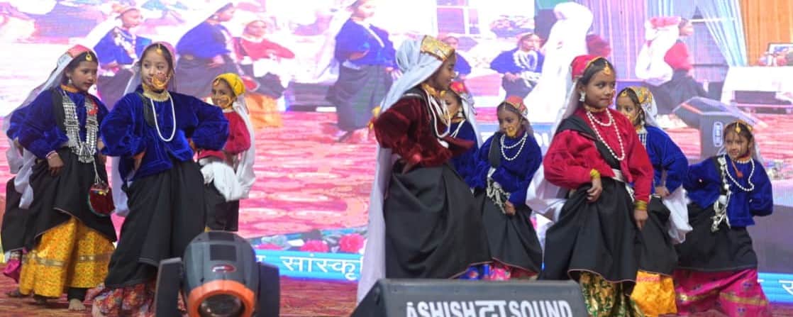 ज्योतिर्मठ पैनखंडा महोत्सव में सांस्कृतिक कार्यक्रमों की प्रस्तुति देतीं छात्राएं। संवाद