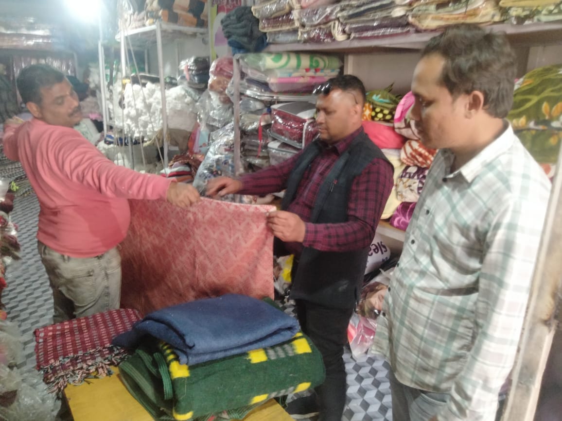 Siddharthnagar News: Ludhiana's woolen clothes increase the heat of the market