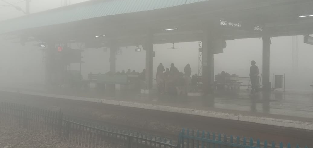 Dense fog lingered since night, and the Sun God appeared in the afternoon.