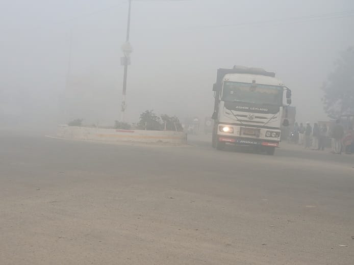 Dense fog slowed down the speed of vehicles.