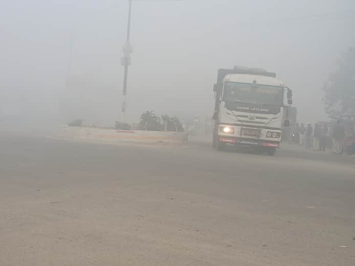 कोहरे के बीच सड़क पर निकलते वाहन। स्रोत- ग्रामीण