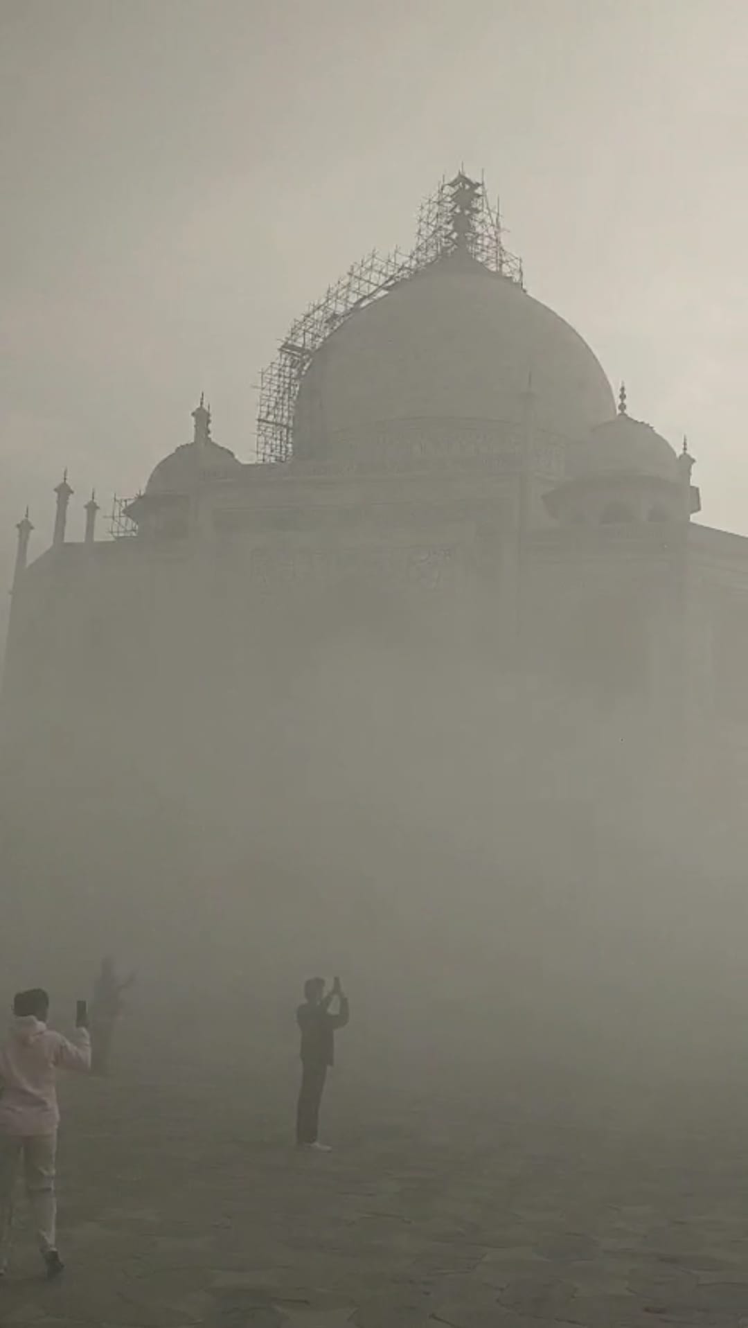 The Taj Mahal could not be viewed from the red platform, and people had to wait for hours to get a photo on the Diana seat.