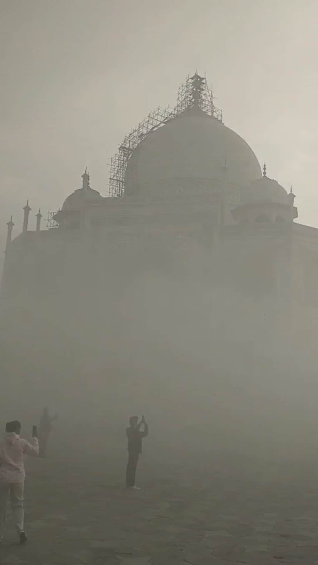 कोहरे के साये में ताज