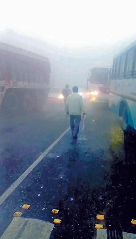 Fog wreaks havoc... 8 vehicles collide, young man dies, 5 injured