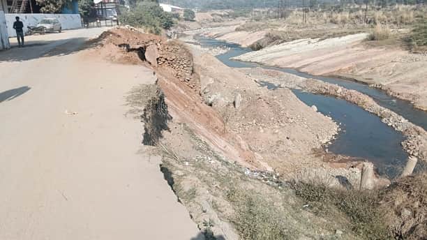 कालाअंब के ओगली में उद्योगों को जाने वाली सड़क, जहां डंगा लगाया जाएगा। संवाद