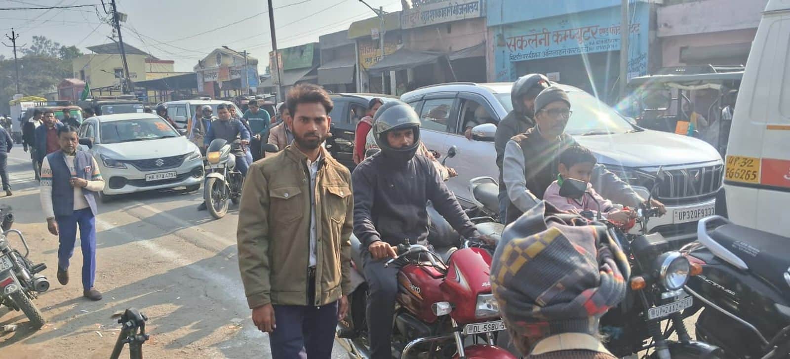 कलेक्ट्रेट के सामने जाम में फंसे वाहन। संवाद