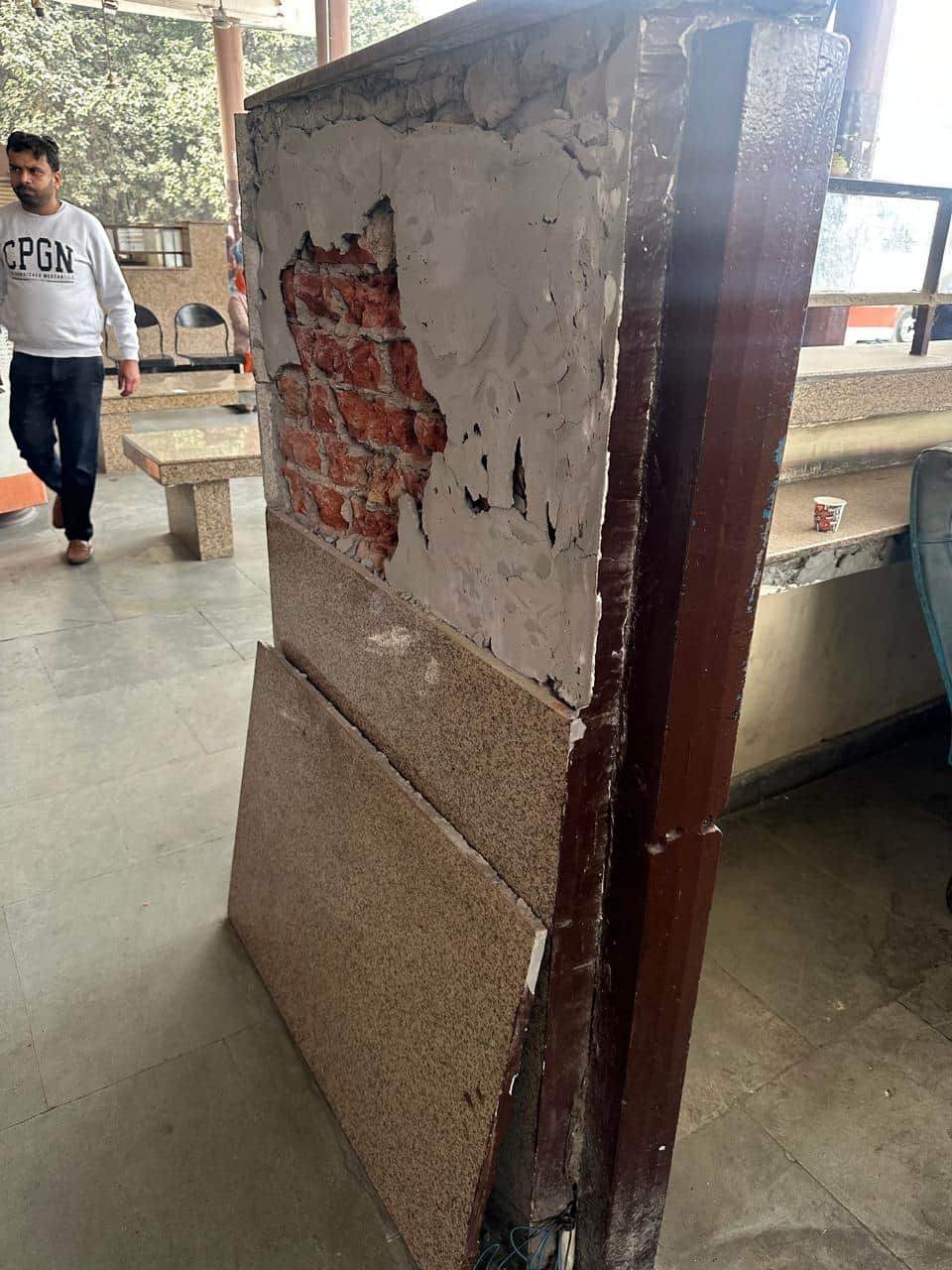 कुरुक्षेत्र। बस स्टैंड परिसर में उखड़ी पड़ी टिकट काउंटर की स्लैब। संवाद