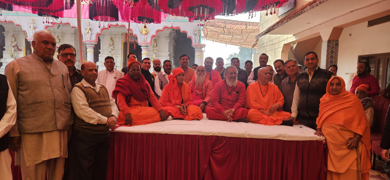 Mahant Ravindra Puri offered sacrifice in the havan at Arunaya Dham.