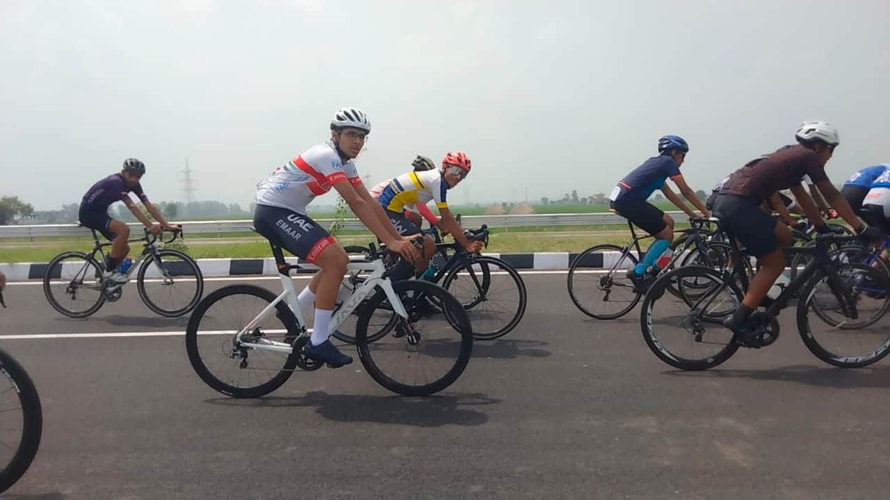 कुरुक्षेत्र। पिहोवा हाईवे पर अभ्यास करते खिलाड़ी। स्वयं