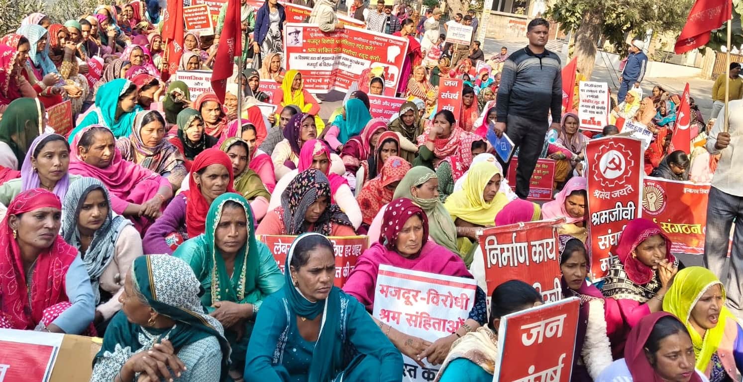 कुरुक्षेत्र। प्रदर्शन करते भिन्न संगठनों के कर्मचारी। संवाद