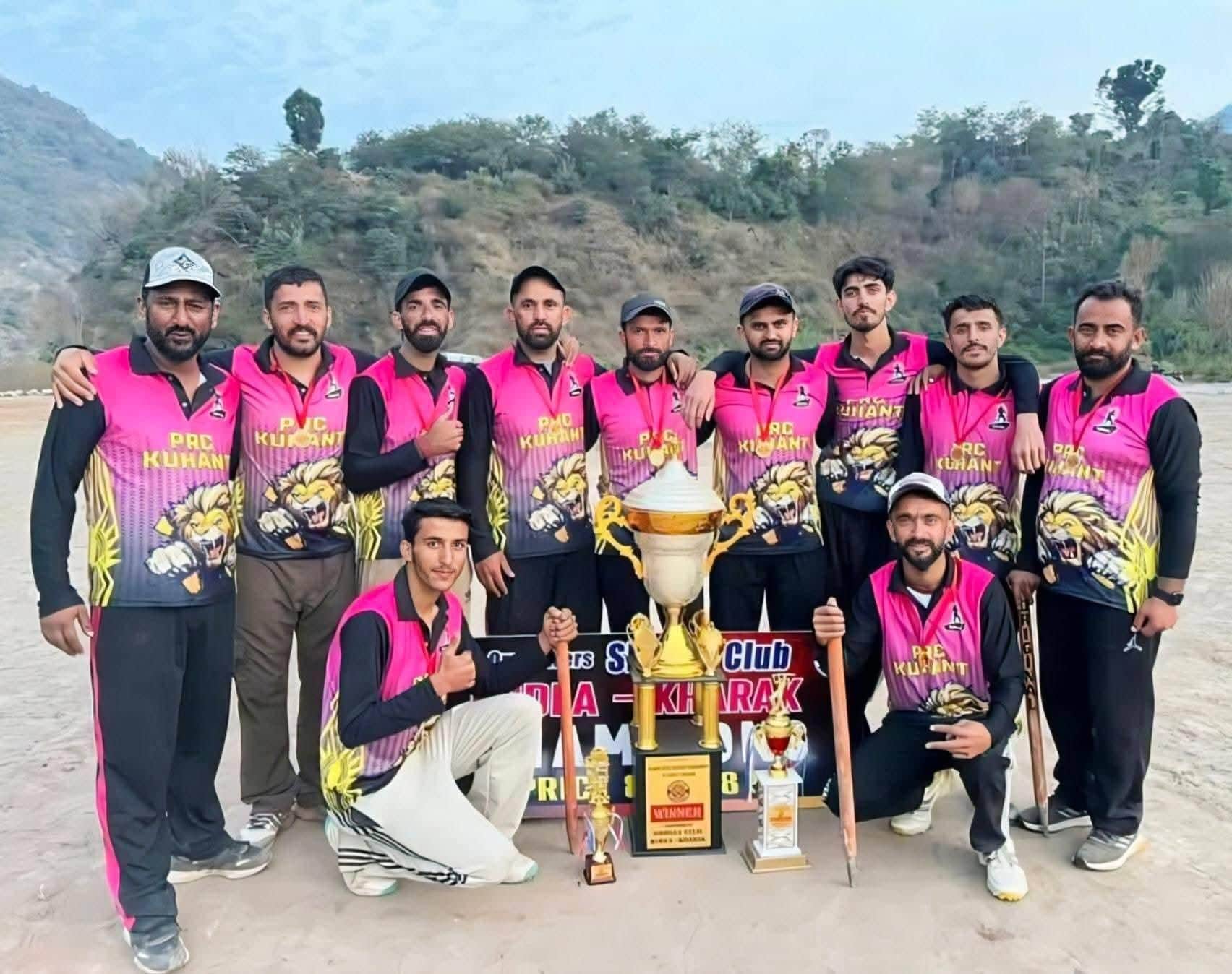 क्रिकेट प्रतियोगिता की विजेता पीआरसी कूंहट की टीम ट्राफी के साथ। स्रोत: आयोजन समिति