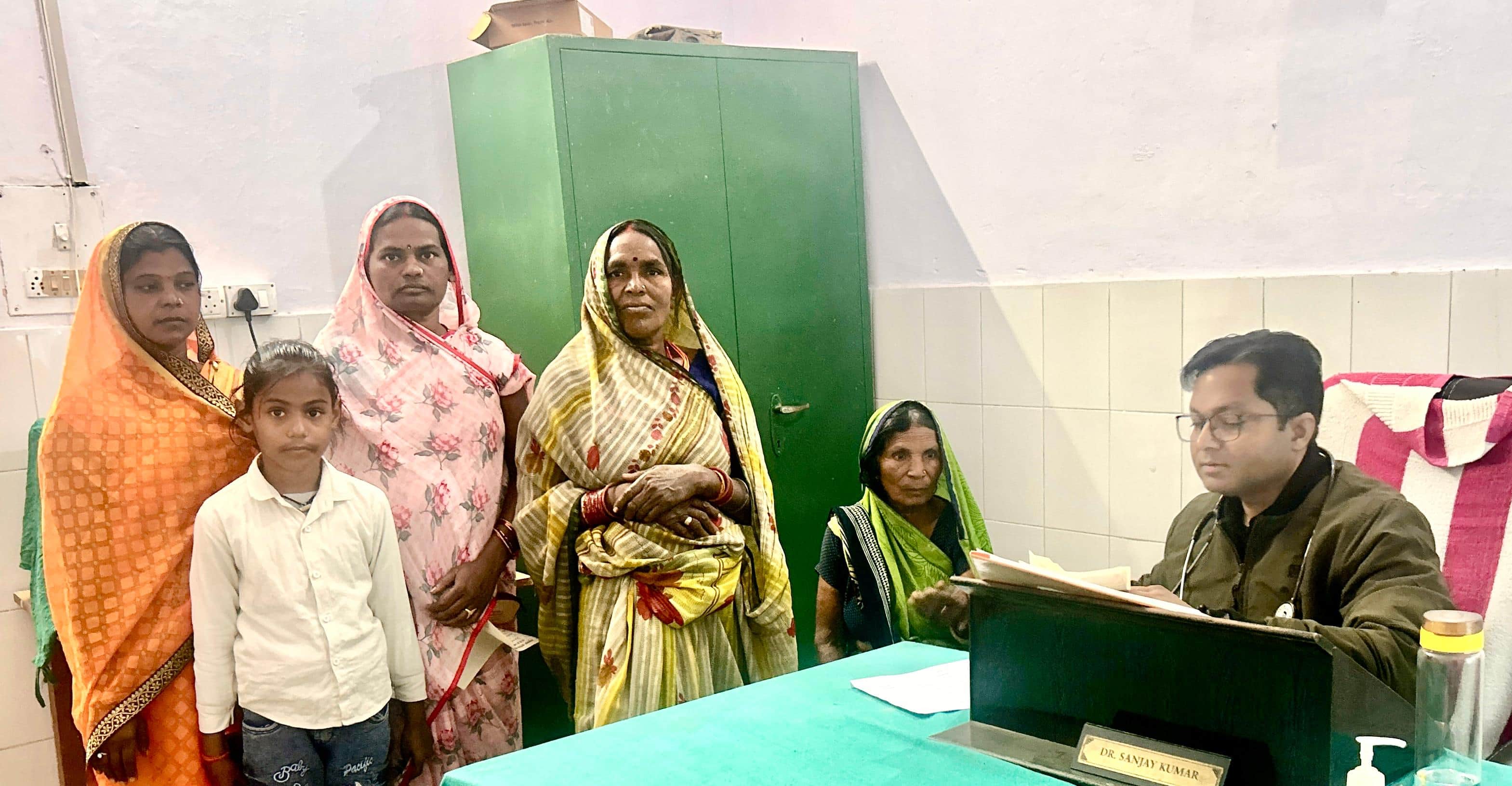 करमैनी में मरीजों का इलाज करते डॉ. संजय कुमार। संवाद 