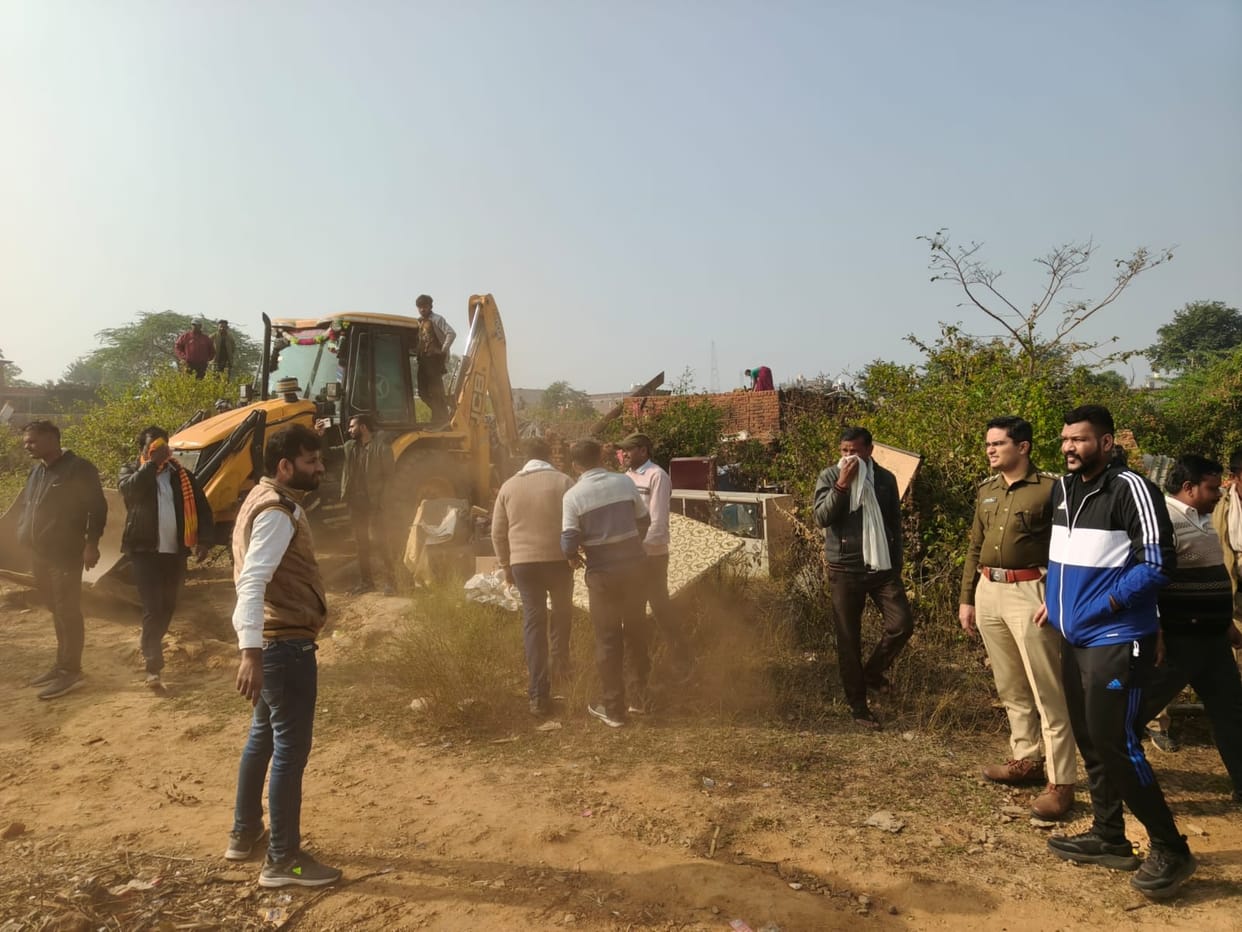 shivpuri-A bulldozer was used to demolish illegal structures worth 15 crore rupees.