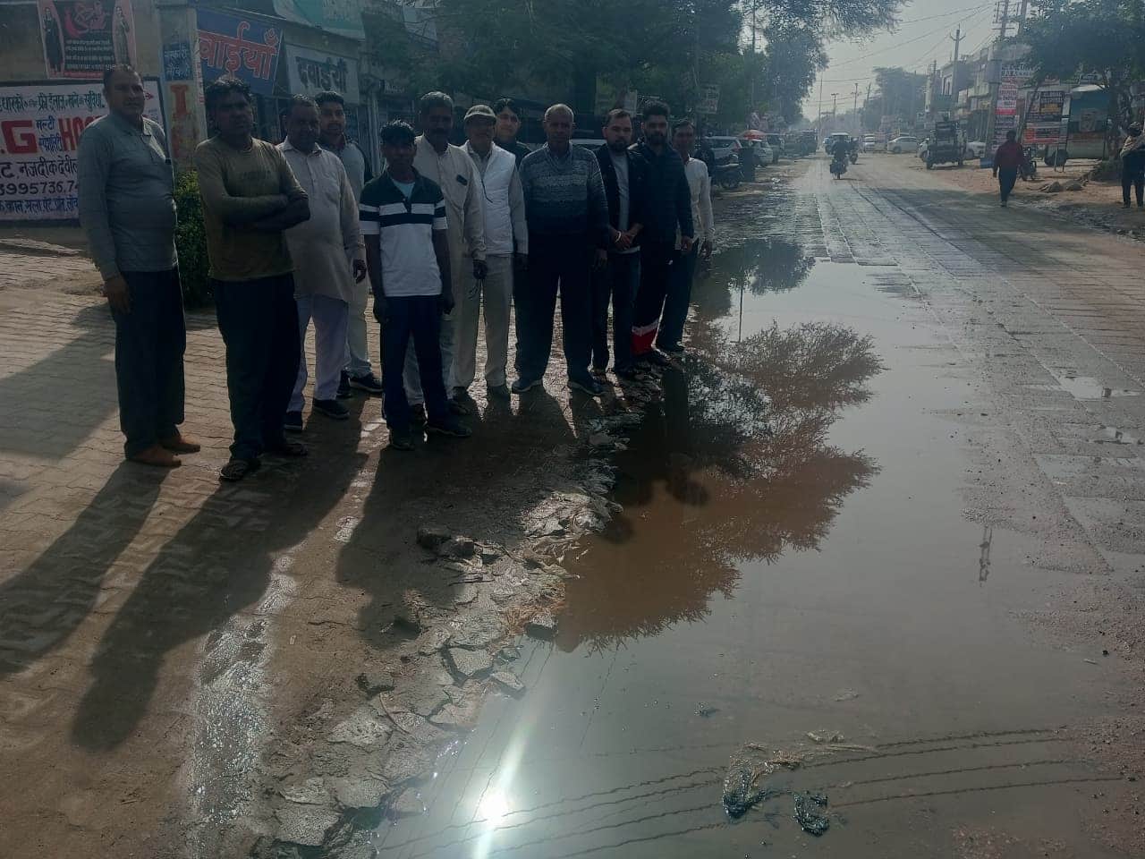 कस्बे के जुई रोड पर दूषित पानी की निकासी नहीं होने पर रोष जताते हुए दुकानदार।