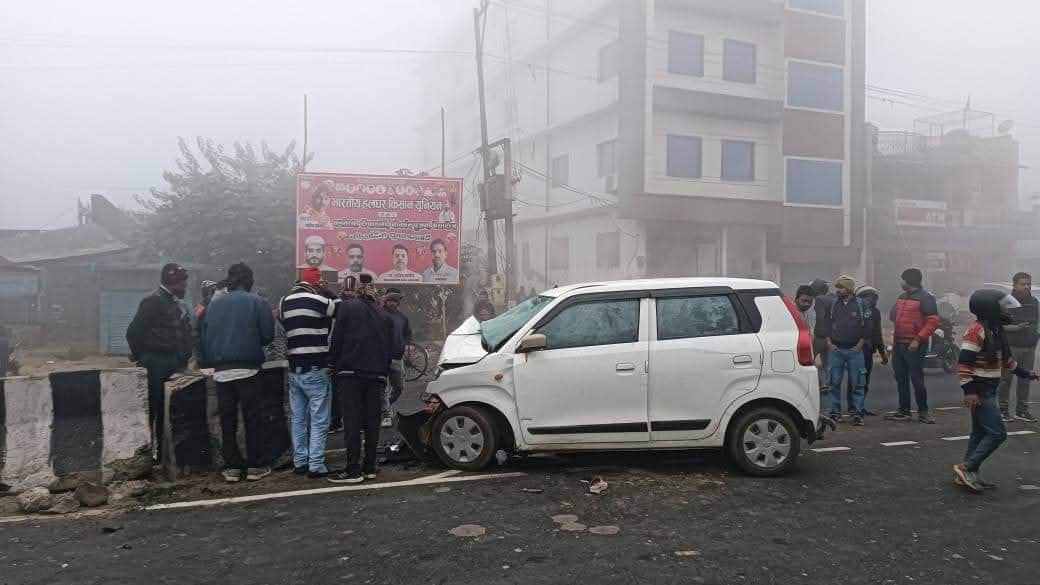 कासगंज मार्ग पर कोहरे के कारण डिवाइडर से टकराई कार। संवाद