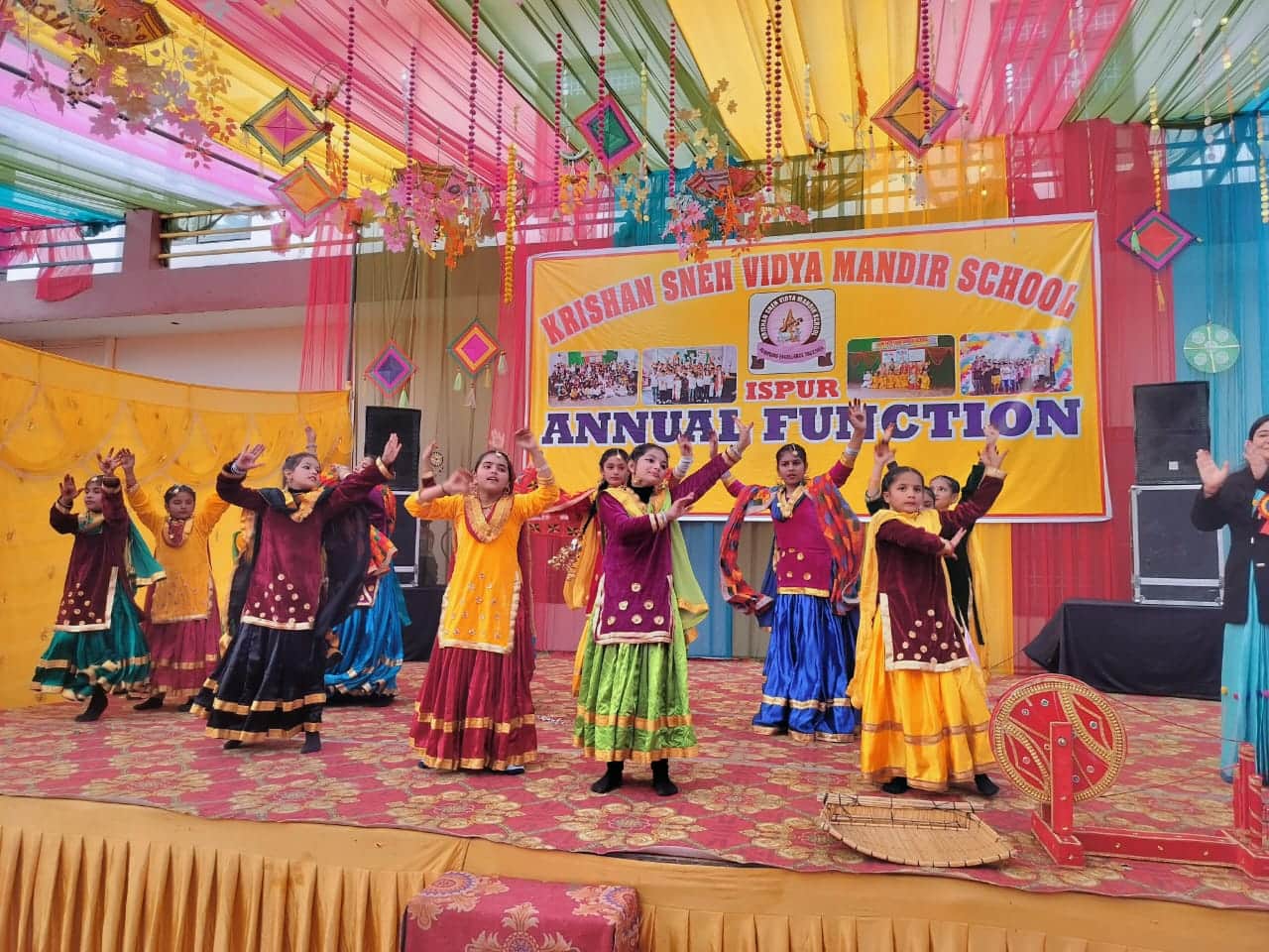 कृष्ण स्नेह  स्कूल में वार्षिक पारितोषिक वितरण समारोह में प्रस्तूति देती छात्राएं।स्रोत संस्थान