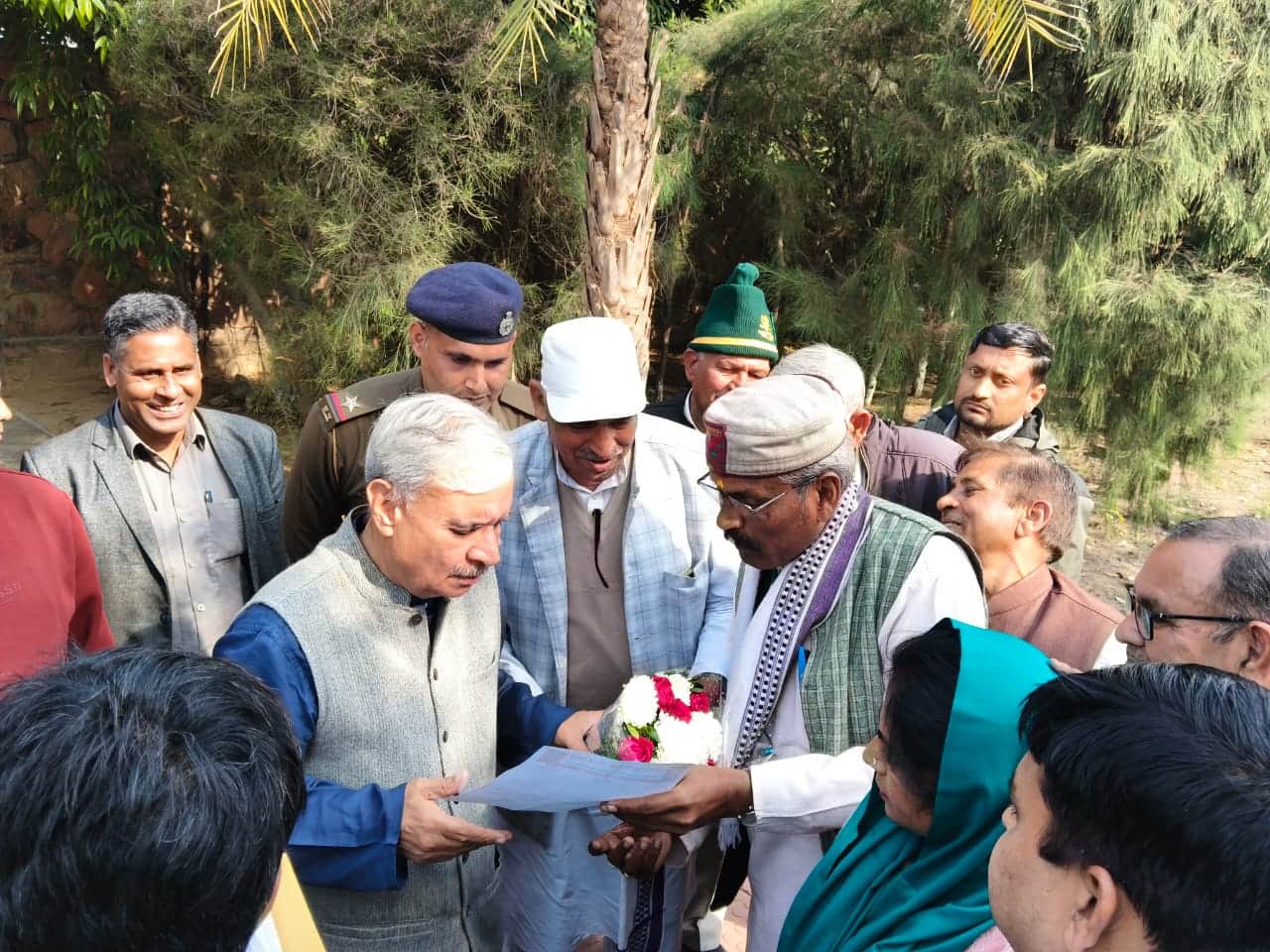 केंद्रीय मंत्री राव इंद्रजीत सिंह को आमंत्रण पत्र सौंपते जिला जांगिड़ सभा के पदाधिकारी। स्रोत : 